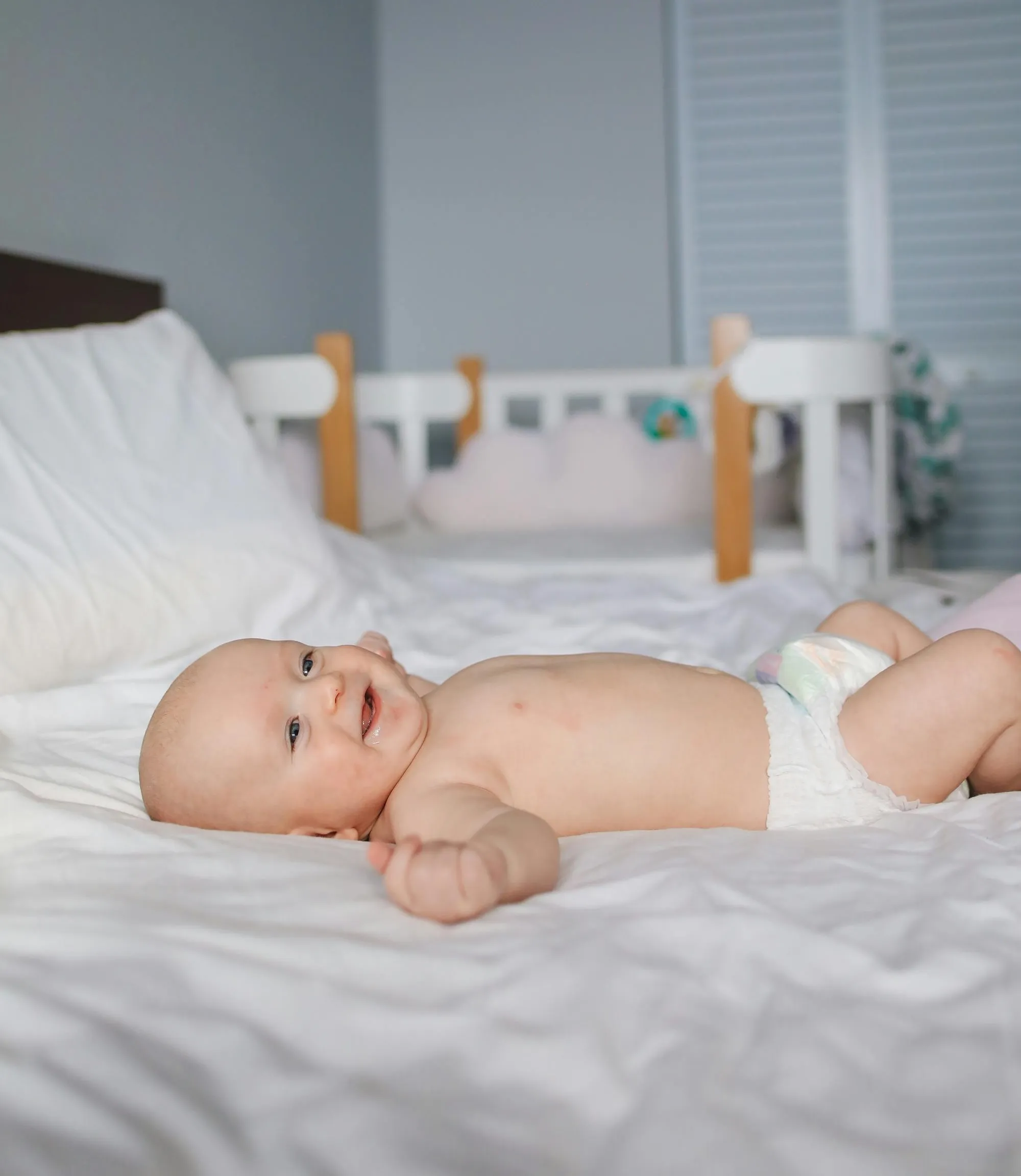 Младенец лежит в кроватке