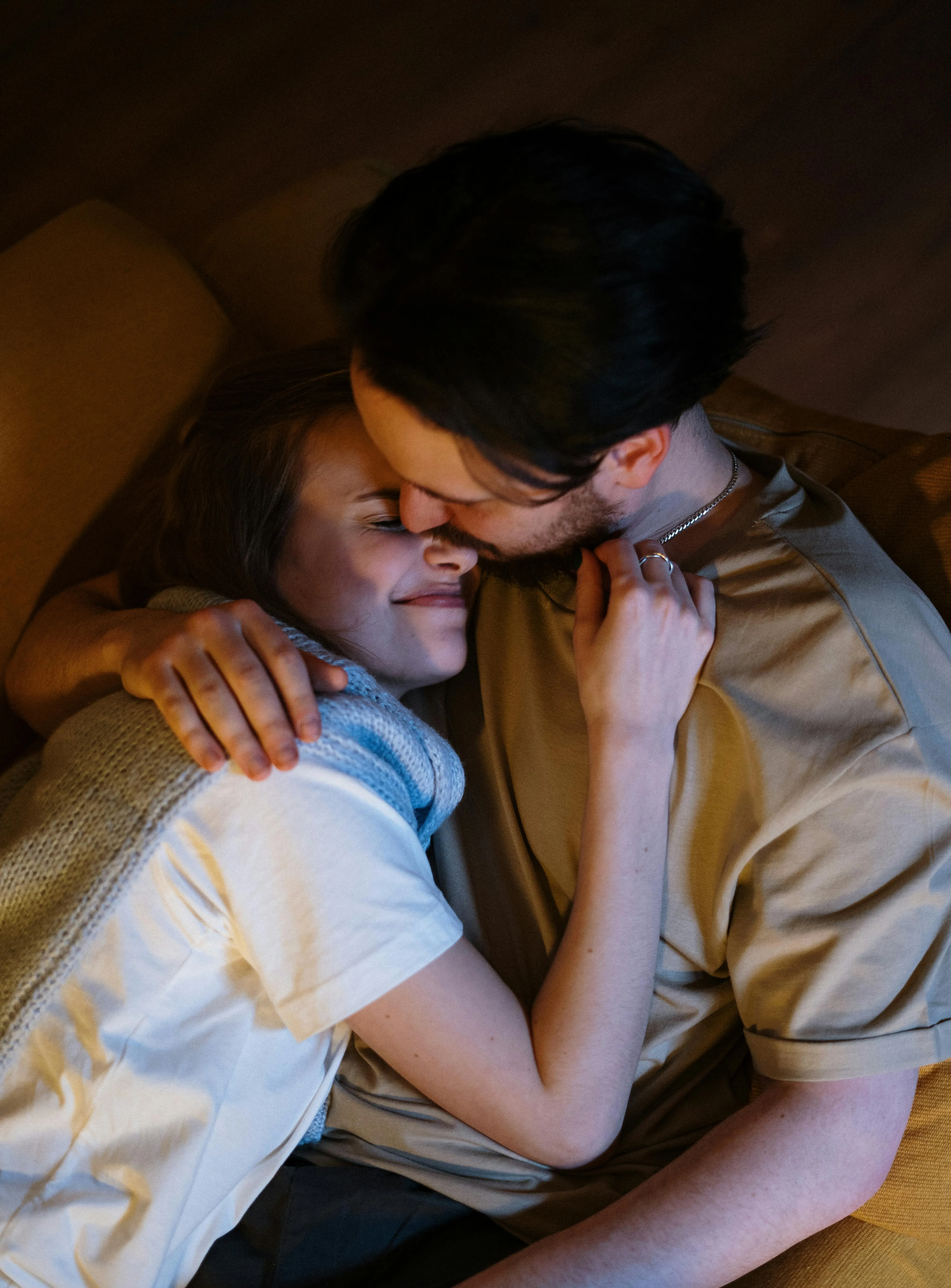 Влюбленная пара разговаривает